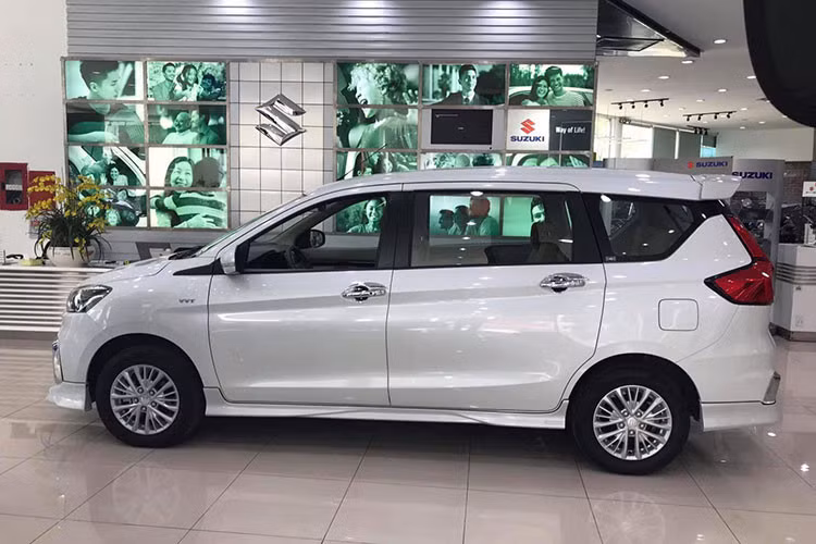 So với thế hệ cũ, mẫu xe MPV giá rẻ Suzuki Ertiga 2019 có chiều dài x rộng x cao lần lượt là: 4.395 x 1.735 x 1.690 (mm). Ertiga 2019 dài hơn 130mm, rộng hơn 40mm và trục cơ sở giữ nguyên ở mức 2.740 (mm).