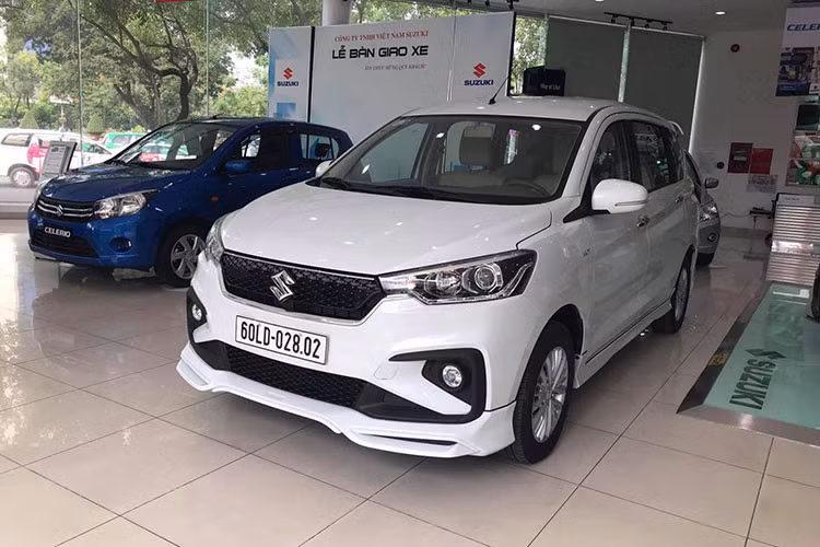 Thị trường trong tháng 6/2019 chuẩn bị ra mắt hàng loạt mẫu xe ôtô mới tại Việt Nam, đáng chú ý phiên bản mới MPV giá rẻ Suzuki Ertiga dù chưa ra mắt nhưng đã có mặt tại một số đại lý. Dòng xe với hai phiên bản là GL 5MT và GLX 4AT, giá bán tạm tính từ 499 đến 549 triệu đồng.