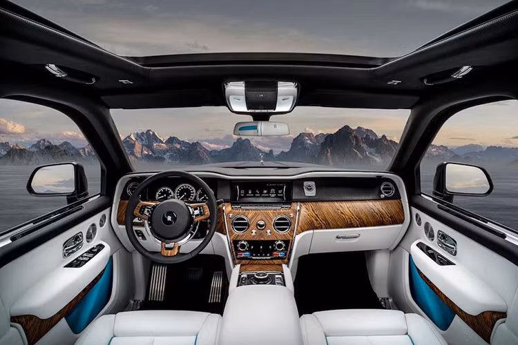 Là một trong những mẫu xe Rolls-Royce được mong chờ nhất, Cullinan 2019 là mẫu SUV đầu tiên của thương hiệu Anh quốc, ra đời để cạnh tranh với những đối thủ như Bentley Bentayga và Range Rover. Xe ra đời từ cơ sở gầm bệ "Architecture of Luxury" hoàn toàn bằng nhôm đã từng lần đầu tiên ra mắt trên Phantom thế hệ mới.