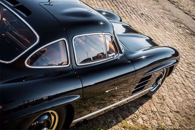 Chiếc xe cổ Mercedes 300SL "xấu số" đến Nurburgring để tham gia Oldtimer Grand Prix - một sự kiện đua xe cổ. 300SL Gullwing được xem là một trong những biểu tượng của ngành công nghiệp ôtô thế kỷ 20.
