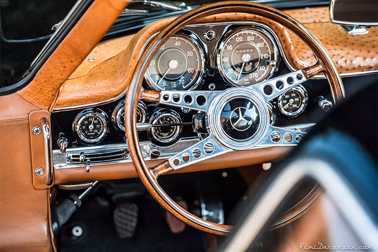 Trước khi bị mất cắp, Mercedes-Benz 300SL Gullwing của Thomas Rosier từng tham gia rất nhiều sự kiện xe lớn nhỏ. Theo như những tấm hình do nhiếp ảnh gia Remi Dargegen chụp, chiếc xe có ngoại thất màu đen bóng, đèn sương mù màu vàng và nội thất làm bằng da đà điểu.