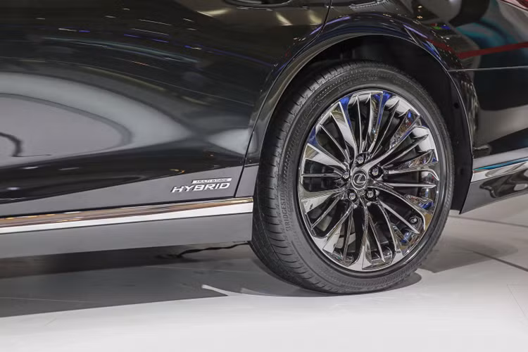 Giống như nhiều mẫu xe khác của Lexus, LS mới sở hữu phần đầu đầy ấn tượng với những đường cắt xẻ sắc sảo và lưới tản nhiệt hình con suốt "Spindle Grille" đặc trưng. Điểm nhấn trên LS thế hệ mới là cụm đèn trước full LED hình chữ Z hiện đại và các mảng thân xe uyển chuyển. Mẫu xe sang này cũng sở hữu tùy chọn 1 trong 5 loại la-zăng khác nhau.
