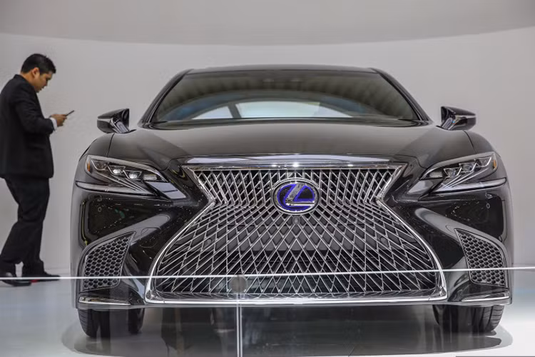Theo đại diện Lexus cho hay, với khối động cơ này - mẫu xe sedan hạng sang LS500h có khả năng tăng tốc từ 0 đến 100 km/h chỉ trong 5,4 giây. Động cơ đạt số vòng quay/phút thấp hơn khi chạy đều ở tốc độ cao, và LS 500h có thể chỉ sử dụng năng lượng điện để chạy ở tốc độ cao hơn, lên tới 140 km/h, khi động cơ xăng đã ngắt. 