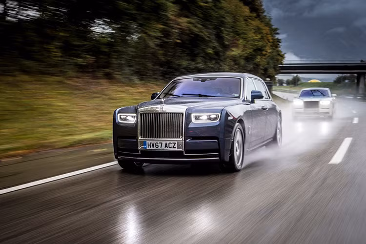 So các mẫu xe Phantom đời trước, nền tảng sử dụng cho phiên bản Phantom 2018 cứng cáp hơn tới 30% và dự kiến sẽ được dùng cho tất cả các mẫu xe khác trong tương lai, bao gồm Ghost, Wraith và Dawn thế hệ kế tiếp. Xe còn sở hữu hệ thống treo khí nén tự cân bằng.