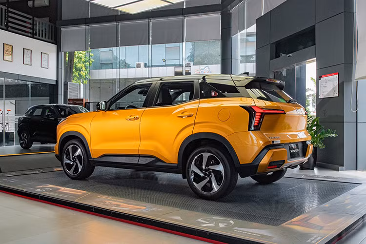 Giá xe Mitsubishi XFORCE Ultimate phiên bản cao cấp nhất niêm yết là 705 triệu đồng (cho bản một tông màu Đen, Trắng) và 710 triệu đồng (cho bản hai tông màu Đỏ – Đen, Vàng – Đen). Xe sẽ bắt đầu bàn giao đến khách hàng ngay trong tháng 6 này, hoàn thiện 4 phiên bản của XFORCE tại Việt Nam.