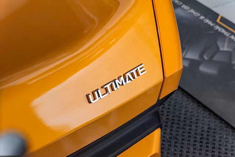 Cùng với đó, mẫu xe SUV Mitsubishi Xforce Ultimate cũng có những điểm nhận diện riêng về ngoại hình so với các bản dưới. Sự khác biệt này nằm ở logo “Ultimate” xuất hiện ngay phần cửa cốp; camera mắt đọc trên kính chắn gió và hệ thống radar quét đặt ở bên dưới logo phía đầu xe.
