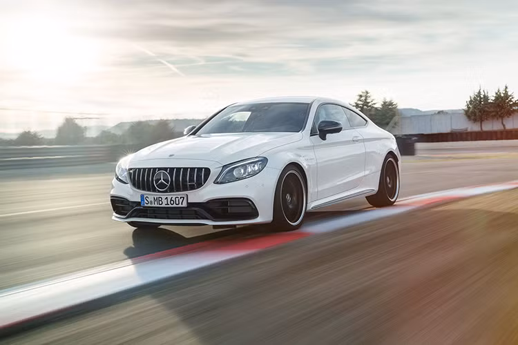 Bộ chế độ lái AMG DYNAMIC SELECT, hệ thống treo thể thao AMG Ride Control, bộ kẹp phanh trước 6 pít-tông sơn bạc, hệ thống âm thanh vòm Burmester, hệ thống định vị COMAND, ứng dụng AMG Track Pace COMAND và cánh gió phía sau có thể thu gọn hoặc nhô ra bằng điều khiển điện tử cũng được hãng xe sang Mercedes-Benz trang bị.