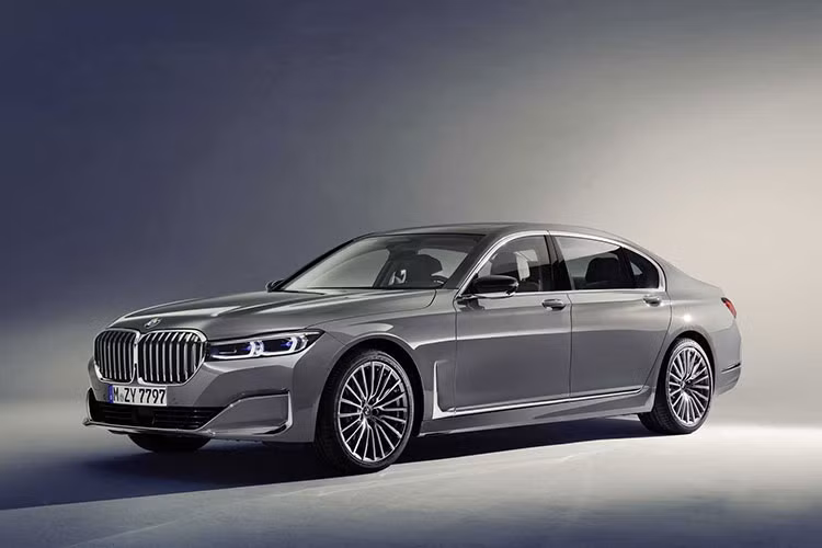 Trong một cuộc phỏng vấn với Motoring của Úc, Adrian van Hooydonk chia sẻ rằng ông đã bị tổn thương bởi những lời chỉ trích về lưới tản nhiệt "mũi trâu" mới của thương hiệu, nhưng ông vẫn sẽ bảo vệ quan điểm của mình, bởi vì BMW 7-Series 2020 mới cần một tấm lưới như vậy để phân biệt rõ ràng với 5-Series.