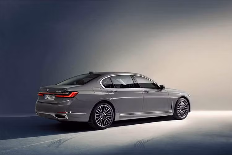 "Tôi nhận thấy những lời chỉ trích lưới tản nhiệt mới của BMW, tất nhiên đó là điều không thể tránh khỏi. Mục tiêu của tôi là khiến tất cả khách hàng hài lòng nhưng không phải lúc nào tôi cũng có thể làm được điều đó.” ông Hooydonk cho biết thêm.