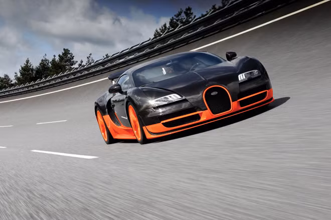 Trong khi đó, giá một chiếc Bugatti Veyron chạy khoảng 1,7 vạn km chỉ còn 1,1 triệu USD (khoảng 25,6 tỷ đồng). So với giá mua mới, chẳng khác nào bạn đốt một chiếc siêu xe Ferrari 360 trong một năm.