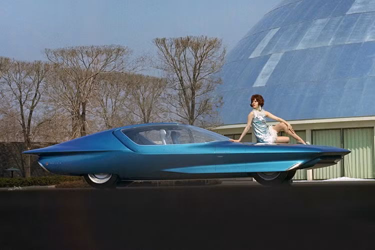 Chiếc Firebird III với thiết kế điên rồ đã xuất hiện vào năm 1959 với 7 chi tiết cánh gió và vây cá, phanh khí, và cần điều khiển thay vì vô lăng. Tua thêm 5 năm, Firebird IV đã được tạo ra cho một tương lai mà trong đó những chiếc xe có thể lái tự động thông qua "hệ thống dẫn đường được lập trình để đảm bảo an toàn tuyệt đối ở tốc độ di chuyển nhanh gấp đôi tốc độ có thể trên các tuyến đường cao tốc khi đó".