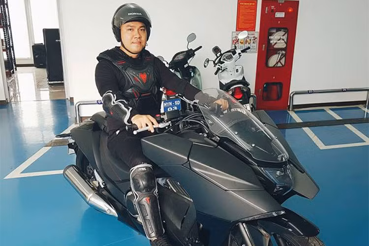 Trên thị trường hiện nay, Honda NM4 chủ yếu được cửa hàng nhập khẩu môtô Pkl tại Việt Nam đưa về theo đặt hàng trước do mẫu xe này khá kén người chơi. Được biết khi về đến Việt Nam xe được các đại lý tư nhân "thét giá" lên khoảng 24.000 USD (khoảng hơn 500 triệu đồng).