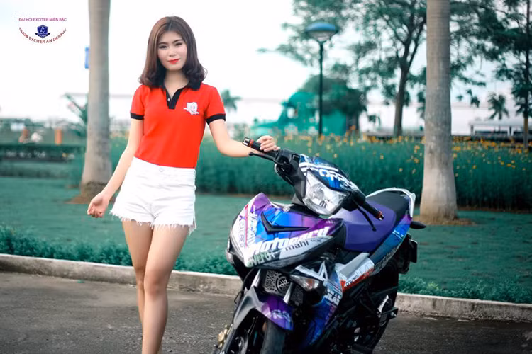 Đi theo phong cách độ kiểng, một biker Hà Nội đã trang trí lại chiếc xe của mình theo hướng đơn giản nhưng tinh tế. Ngay từ cái nhìn đầu tiên, chiếc xe đã tạo ấn tượng với dàn vỏ được độ tem đấu theo phong cách môtô đua cá tính, nhưng có tông màu tím nổi bật.