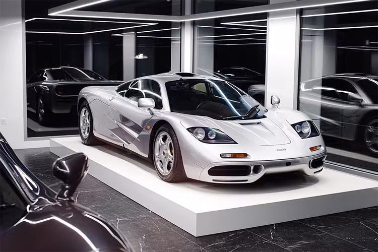 Lý do những chiếc siêu xe McLaren F1 luôn có giá bán hàng trăm tỷ đồng dù thuộc xe đã qua sử dụng chính là việc nội thất xe có 3 ghế ngồi rất phong cách với ghế lái đặt chính giữa, bên cạnh đó, khoang động cơ mạ vàng của McLaren F1 cũng là thứ gây thích thú với chủ nhân.
