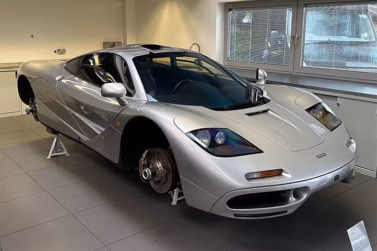 Giá xe McLaren F1 của Elon Musk không được tiết lộ, nhưng chắc chắn, rẻ hơn rất nhiều so với thời điểm hiện tại. Tại thời điểm thanh lý chiếc siêu xe triệu đô la McLaren F1, Elon Musk sẽ không thể nào tưởng tượng nỗi nó sẽ tăng giá gấp 3 đến 5 trong vài năm tiếp theo, và vài chục lần cho đến hiện nay.