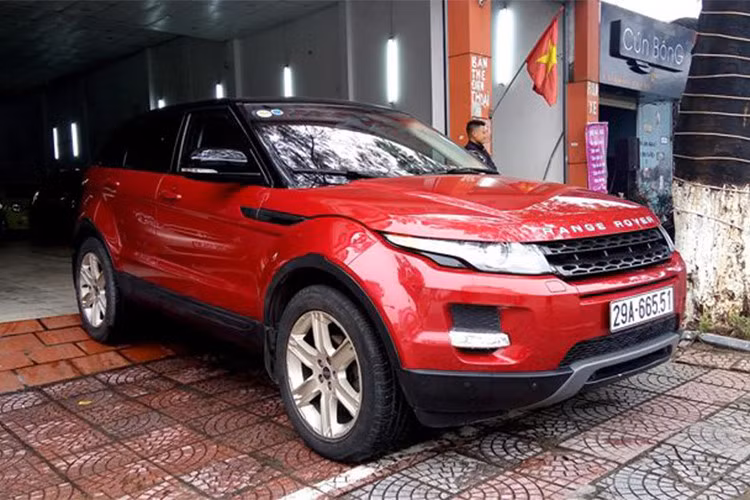 Chiếc SUV hạng sang Anh Quốc, Range Rover Evoque cũng từng được Tuấn Hưng chi hơn 3 tỷ đồng tậu. Tuy nhiên, tháng 3 đầu năm nay chiếc Range Rover Evoque đã được nam ca sĩ Cầu Vòng Khuyết bán lại và được một công ty nhập khẩu tư nhân tìm chủ mới với giá chỉ 1,53 tỷ đồng.