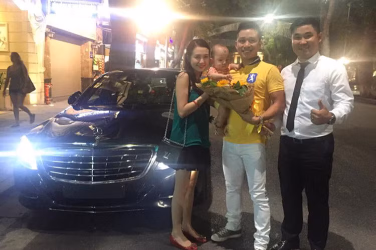Vào cuối tháng 9/2015, Tuấn Hưng đã gây"sốt" cư dân mạng về mức độ chịu chơi của mình khi tậu chiếc xe sang Mercedes-Benz S-Class màu đen mới cóng. Được biết, chiếc xe sang này thuộc phiên bản Mercedes-Benz S400 và có giá bán chính hãng khi đó vào khoảng 3,699 tỷ đồng. 