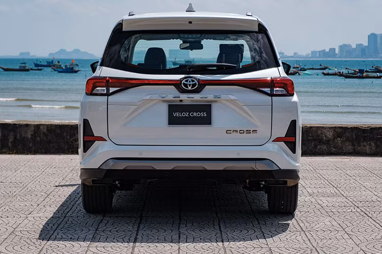 Theo một số tư vấn viên bán hàng chính hãng cho biết, Toyota Veloz Cross sẽ được chuyển sang lắp ráp trong nước từ tháng 12 năm nay và dự kiến bán ra thị trường vào đầu năm 2023. Việc Veloz Cross được chuyển sang lắp ráp trong nước sẽ tăng tính cạnh tranh với các đối thủ cùng phân khúc và cũng đảm bảo được nguồn cung khi xe nhập khan hiếm.