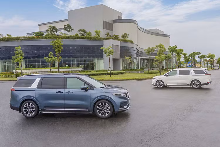 Sau 7 tháng đầu năm 2022, mẫu xe này đạt tổng doanh số 6.521 xe bán ra thị trường. Kia Carnival thế hệ hoàn toàn mới hiện có giá cao nhất nhì phân khúc từ 1.199 đến 1.839 tỷ đồng cho 5 phiên bản.
