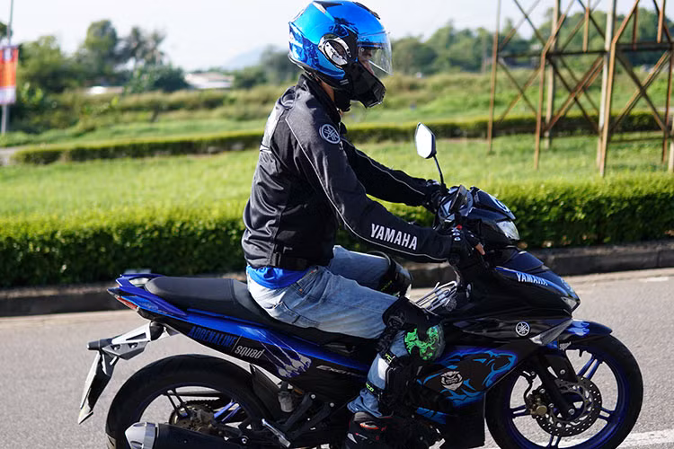 Khi vận hành xe trên đường trường, chiếc xe đòi hỏi phải vận hành liên tục với cường độ cao, chiến mã Exciter 150 mới có thể nói là đã hoàn thành nhiệm vụ quá xuất sắc, động cơ hoạt động êm ái không bị cảm giác rung khó chịu chính là điểm cộng giúp cho người lái đỡ mệt hơn khi di chuyển hàng trăm cây số mỗi ngày.