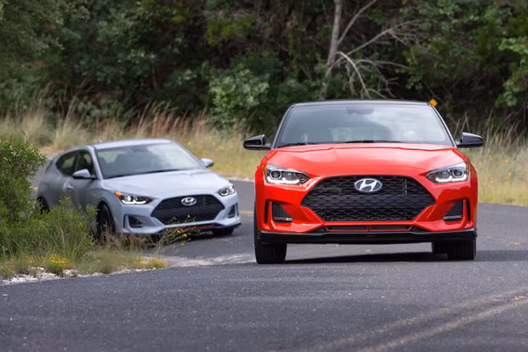 Những chiếc Veloster thế hệ mới 2019 đầu tiên sẽ được bán ra tại thị trường Mỹ vào hè này với giá bán cho bản tiêu chuẩn từ 19.385 USD (tương đương 441 triệu đồng) cho phiên bản thường và 23.785 USD (khoảng 541 triệu đồng) cho bản Turbo.