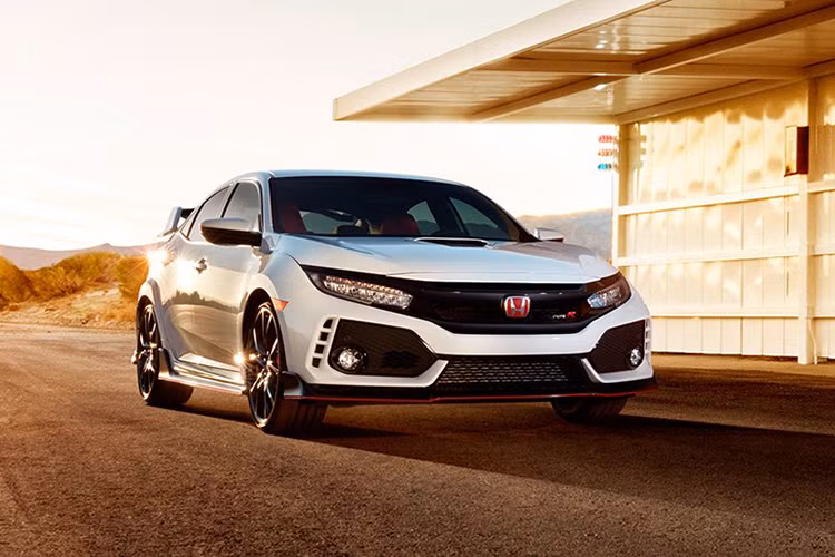 Hãng xe ôtô Honda cũng công bố giá bán của mẫu xe hatchback hiệu suất cao Civic Type R 2017 lần đầu tiên xuất hiện tại thị trường Mỹ. Cụ thể, xe có giá khởi điểm từ 33.900 USD (tương đương 769 triệu đồng). Xe được sản xuất tại nhà máy ở Swindon, Anh và động cơ của được sản xuất ở nhà máy tại Anna, bang Ohio, Mỹ.