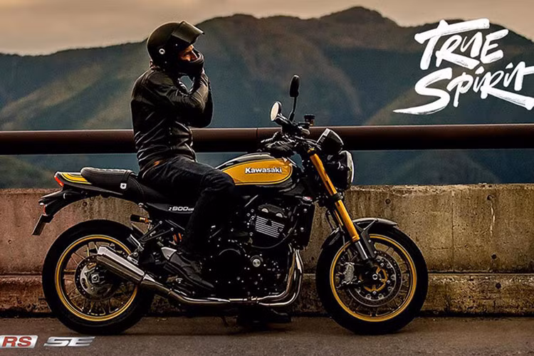 Các màu mới cho mẫu xe môtô đậm chất hoài cổ Kawasaki Z900RS 2025 này gồm màu Đỏ và Đen bạc. Còn phiên bản Z900RS SE có màu Đen Xám với những trang bị màu vàng ở chỗ để chân và vành bánh xe.