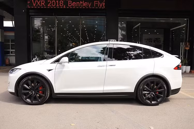 Tesal Model X là dòng xe thương mại thứ 2 mà hãng xe ôtô Mỹ đưa vào sản xuất, ra mắt năm 2015. Tesla tại Việt Nam hiện vẫn thuộc dạng hàng hiếm nếu so với mẫu BMW i8 do sử dụng động cơ hoàn toàn bằng điện.