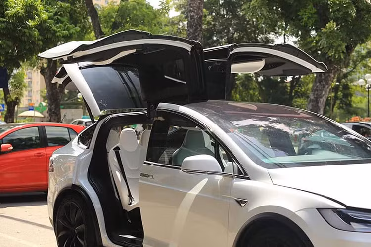 Mẫu siêu xe điện Model X tại Hà Nội thuộc phiên bản cao cấp nhất P100D. Ký hiệu "100" cho biết xe trang bị bộ pin 100 kWh, cho quãng đường di chuyển 465 km mỗi lần sạc đầy. Tesla Model X có thể tăng tốc 0-100 km/h trong 2,9 giây, tương đương với nhiều mẫu siêu xe.