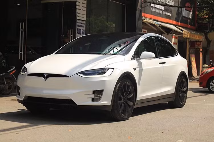 Tesla Model X P100D hon 8 ty len san xe cu Ha Noi