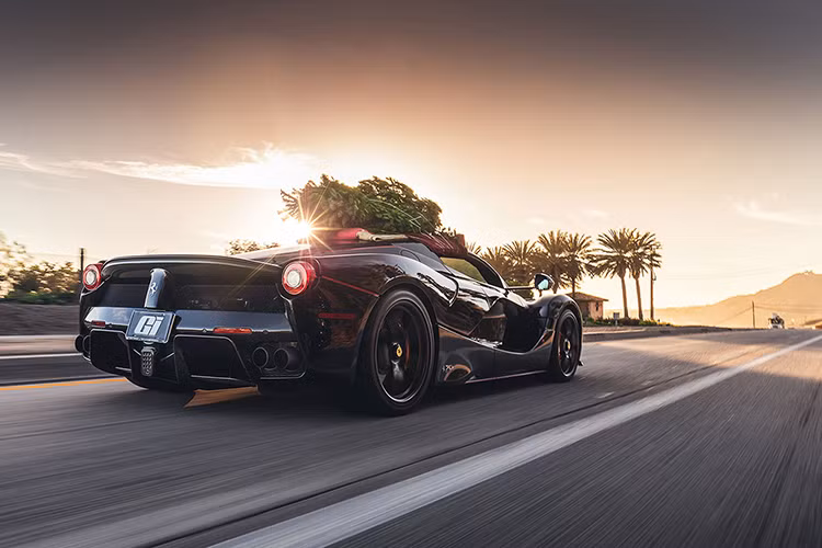 Bên ngoài, Ferrari LaFerrari Aperta sở hữu thiết kế gần như giống hệt phiên bản coupe, trừ phần mui đóng/mở tùy ý. Khi mua Ferrari LaFerrari Aperta, khách hàng có thể chọn mui cứng bằng sợi carbon hoặc mui nỉ.