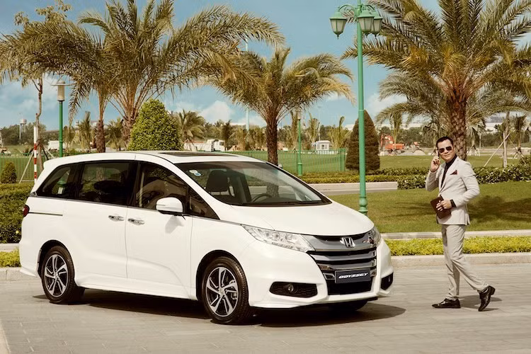 Được "xếp chiếu trên" so với đối thủ Kia Grand Sedona và được nhập khẩu nguyên chiếc về Việt Nam, tuy nhiên mức giá cao lên đến gần 2 tỷ đồng khiến cho chiếc MPV hạng sang Honda Odyssey luôn nằm trong danh sách xe ế nhất thị trường Việt. Trong tháng 3 vừa qua, với doanh số bán ra 0 xe, Odyssey đã bị đối thủ của mình bỏ xa.