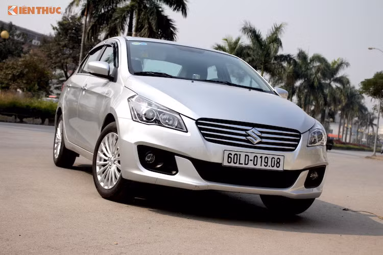 Trong số xe ôtô nhập khẩu về Việt Nam, Suzuki Ciaz với “nhiệm vụ” cạnh tranh với loạt sedan hạng B như Toyota Vios, Honda City, Nissan Sunny, v.v…So với các đối thủ, ngoài ngoại hình có phần cứng cáp, mạnh mẽ hơn, Ciaz có lợi thế là mẫu xe nhập khẩu Thái Lan.
