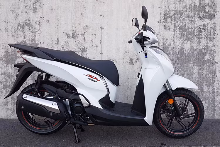 Honda Việt Nam (HVN) đã vừa chính thức giới thiệu mẫu xe ga Honda SH300i nhập khẩu từ Ý. Mẫu xe tay ga PKL này sở hữu khối động cơ mạnh mẽ với phân khối lớn, độ tăng tốc cao; diện mạo sang trọng, đẳng cấp với những đường nét thiết kế tinh tế, mang đậm phong cách châu Âu.