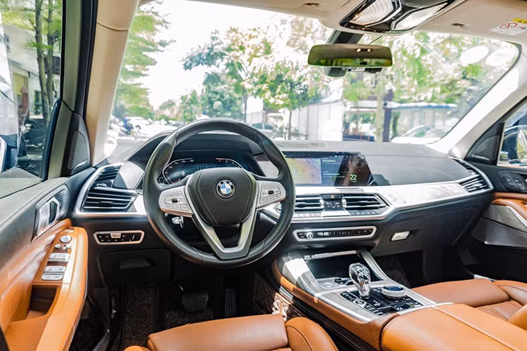 Thuộc phiên bản xDrive 40i M Sport nên khoang nội thất của X7 sở hữu vô-lăng mang thiết kế tròn, tích hợp nhiều nút bấm tiện ích và được bổ sung logo của M Performance. Một khác biệt nữa trên phiên bản M Sport so với phiên bản tiêu chuẩn là lẫy chuyển số được bổ sung ngay sau vô-lăng giúp cho người lái có thể tự tin chuyển số khi vận hành X7 ở tốc độ cao. 