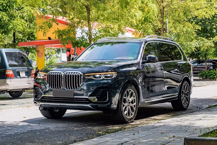 Chiếc xe SUV BMW X7 xDrive40i 2020 chính hãng xuất hiện tại thị trường Việt Nam vào năm 2019, sở hữu gói trang bị M Sport thể thao với màu sơn xanh đen ở ngoại thất kết hợp nội thật bọc màu da bò sang trọng. Chiếc xe SUV hạng sang này được chủ nhân chào bán trên sàn xe cũ Hà Nội dù chỉ lăn bánh với số oddo khá thấp.