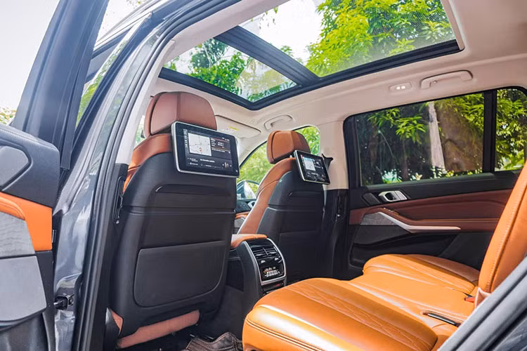 Ghế ngồi trên BMW X7 2020 được bọc da Merino có lỗ thông khí với chức năng làm mát/sưởi ấm cùng tính năng chỉnh điện nhiều hướng và nhớ vị trí cho hàng ghế trước. Ở hàng ghế sau, X7 2020 chỉ có 2 ghế ngồi kiểu dòng xe MPV cỡ lớn cũng có tính năng chỉnh điện, hàng ghế thứ cuối cùng rộng rãi đủ dùng cho 2 người lớn.