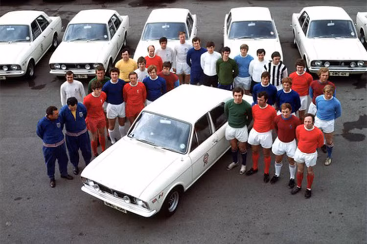 Huyền thoại quá cố Bobby Moore cùng đội tuyển Anh vô địch World Cup 1966 (WC). Trung vệ đội tuyển Anh cùng 29 thành viên khác được Ford trao tặng chiếc Cortina khi tham gia kỳ WC Mexico 1970. Điều đặc biệt, cả 30 xe đều đăng ký biển số GWC (Great World Cup) kèm theo một chữ số ở phía trước, để vinh danh chiến thắng của họ từ kỳ WC trước.
