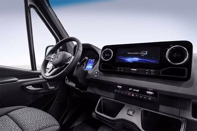 Chiếc xe thương mại Sprinter sẽ trang bị cổng sạc USB cũng như điểm truy cập WiFi. Sprinter mới cũng sẽ có các dịch vụ kết nối Mercedes PRO, một công cụ quản lý cung cấp thông tin về tình trạng của xe cũng báo việc bảo dưỡng định kỳ. Xe cũng có các nút chỉnh ghế và chức năng nhớ ghế trên cửa và 2 hộc nhỏ nằm dưới màn hình trung tâm.