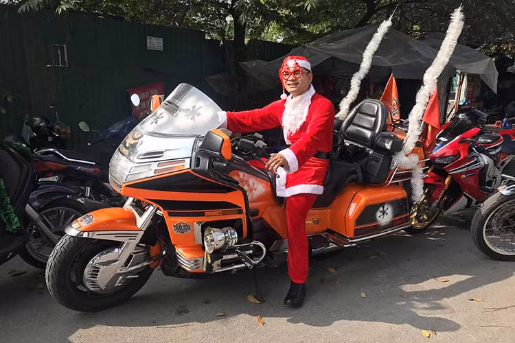 Tham gia chương trình có mẫu xe Vua đường trường Honda Gold Wing, chiếc Royal Enfield được lắp thuyền, Harley-Davidson... cùng nhiều mẫu xe môtô phân khối lớn của nhiều thương hiệu khác nhau thuộc sở hữu của các thành viên câu lạc bộ môtô Thanh Xuân.