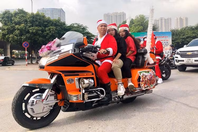 Trước đó, các thành viên đã tập trung tại nhà văn hoá quận Thanh Xuân để chuẩn bị trang phục và trang trí xe. Chị Kim Thuỷ, nữ thành viên duy nhất của câu lạc bộ, cho biết đã từng tham gia chương trình vào năm ngoái. Khi nhìn thấy các em nhỏ hạnh phúc nhận quà, lòng chị cũng cảm thấy hạnh phúc.