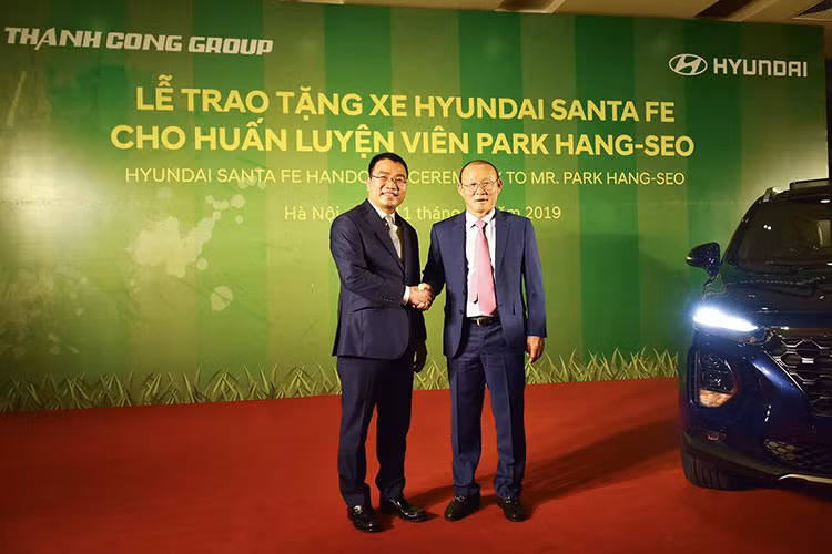 Chiếc xe Hyundai SantaFe 2019 mới này được xem là phần quà tri ân của Tập đoàn Thành Công và Tập đoàn ôtô Hyundai (Hàn Quốc) dành cho những đóng góp của huấn luyện viên (HLV) Park Hang Seo cho nền bóng đá Việt Nam với những thành tích ấn tượng trong thời gian qua.