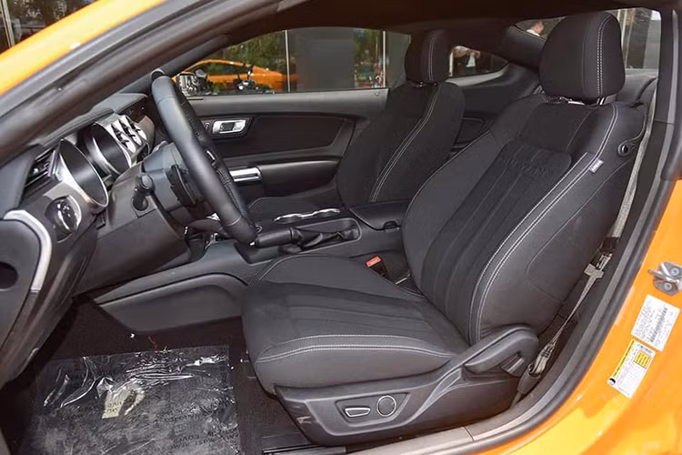 Hãng xe Ford còn cung cấp nhiều trang bị an toàn cho Mustang 2018 gồm: Hệ thống tránh va chạm với chức năng phát hiện người đi đường, cảnh báo khoảng cách giữa các xe, cảnh báo rời làn đường, hỗ trợ giữ làn đường và hệ thống nhắc nhở tài xế. Tính năng Ford SYNC Connect với FordPass lần đầu tiên được trang bị trên Mustang.