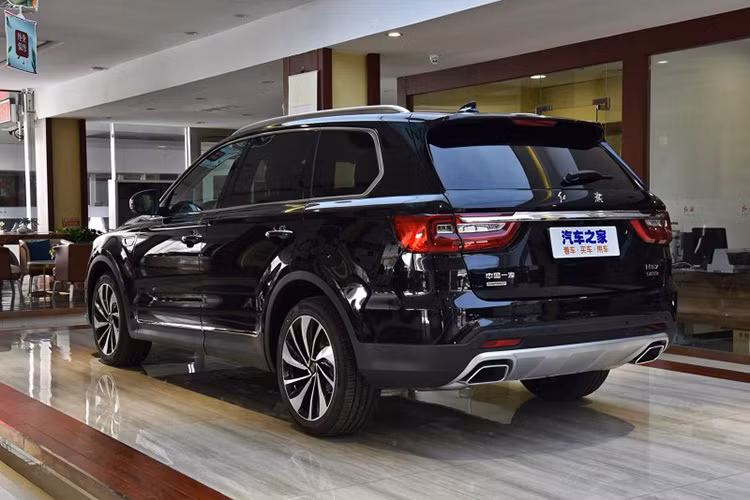 Nguồn cung cấp sức mạnh cho Hồng Kỳ HS7 là khối động cơ xăng V6, tăng áp kép, dung tích 3.0 lít, sản sinh công suất tối đa 338 mã lực và mô-men xoắn cực đại 445 Nm. Sức mạnh được truyền tới bánh thông qua hộp số tự động 8 cấp. Bản tiêu chuẩn của Hồng Kỳ HS7 sẽ chỉ có hệ dẫn động cầu sau. Trong khi đó, bản cao cấp sẽ dùng hệ dẫn động 4 bánh.