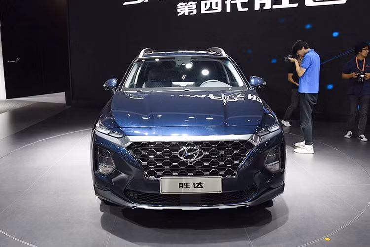 Không bất ngờ khi hãng xe ôtô Hyundai thay đổi kích thước cho SantaFe thế hệ mới ở thị trường Trung Quốc. Việc khách hàng Trung Quốc ưa chuộng với những chiếc xe có kích thước lớn và trục cơ sở dài đã không còn là tin mới. Trước Hyundai, đã có không ít thương hiệu lớn tung ra những mẫu xe trục cơ sở dài dành riêng cho thị trường Trung Quốc như Mercedes-Benz, Audi, BMW hay Peugeot.