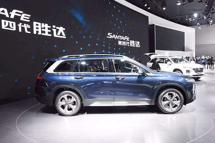 Theo đó, Hyundai SantaFe 2019 tại Trung Quốc sở hữu chiều dài 4.930 mm và chiều dài cơ sở 2.865 mm. Hai con số tương ứng của Hyundai SantaFe 2019 ở thị trường Việt Nam là 4.770 mm và 2.765 mm. Như vậy, Hyundai Santa Fe 2019 ở Trung Quốc có chiều dài cũng như chiều dài cơ sở tăng lần lượt 160 mm và 100 mm.