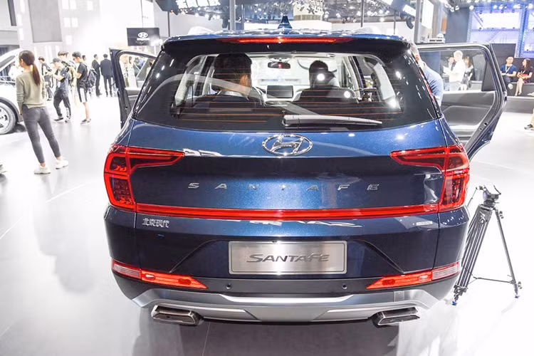 Chưa hết, Hyundai SantaFe 2019 tại Trung Quốc còn sở hữu thiết kế đuôi xe khác biệt. Cụ thể, cụm đèn hậu của SantaFe 2019 phiên bản Trung Quốc không có thiết kế thanh mảnh, nối với nhau bằng thanh mạ crôm trên cửa cốp như xe ở những thị trường khác. Thay vào đó, cụm đèn hậu của Hyundai SantaFe 2019 ở Trung Quốc lại nối liền với nhau.