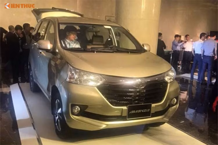 Khác với Rush có thiên hướng Crossover, chiếc xe Toyota Avanza mới được xem là Innova thu nhỏ với thiết kế kiểu MPV truyền thống. Giá bán của xe dự kiến sẽ rẻ hơn mẫu Rush. Nằm ở phân khúc xe MPV cỡ nhỏ, giá rẻ hơn đàn anh Innova, Toyota Avanza sẽ là một lựa chọn tối ưu cho nhu cầu sử dụng của gia đình đông người nhưng vẫn hiệu quả về mặt kinh tế.