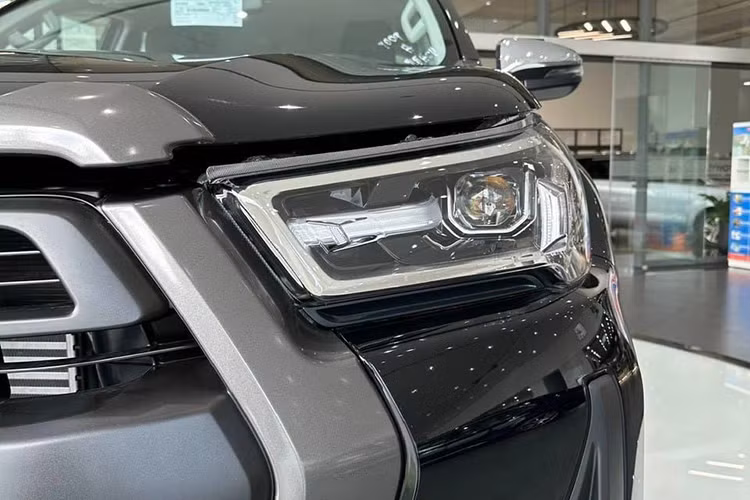 Vì chỉ là phiên bản nâng cấp nhẹ, nên tổng thể mẫu xe bán tải Toyota Hilux 2024 về Việt Nam không có quá nhiều sự thay đổi. Thay vào đó hãng sẽ tinh chỉnh lại một chút ở phần cản trước, bổ sung thêm một số chi tiết mang tính trang trí, kèm theo đó là mâm hợp kim 17 inch mới.