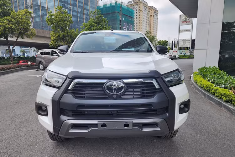 Trong năm 2023, Toyota Hilux có doanh số không quá nổi bật khi chỉ có 134 xe được bàn giao và không có xe nào bán ra trong tháng đầu năm 2024. Trước thời điểm chưa tạm dừng phân phối, Hilux thường xuyên đứng thứ 2 phân khúc và chỉ xếp sau Ford Ranger.